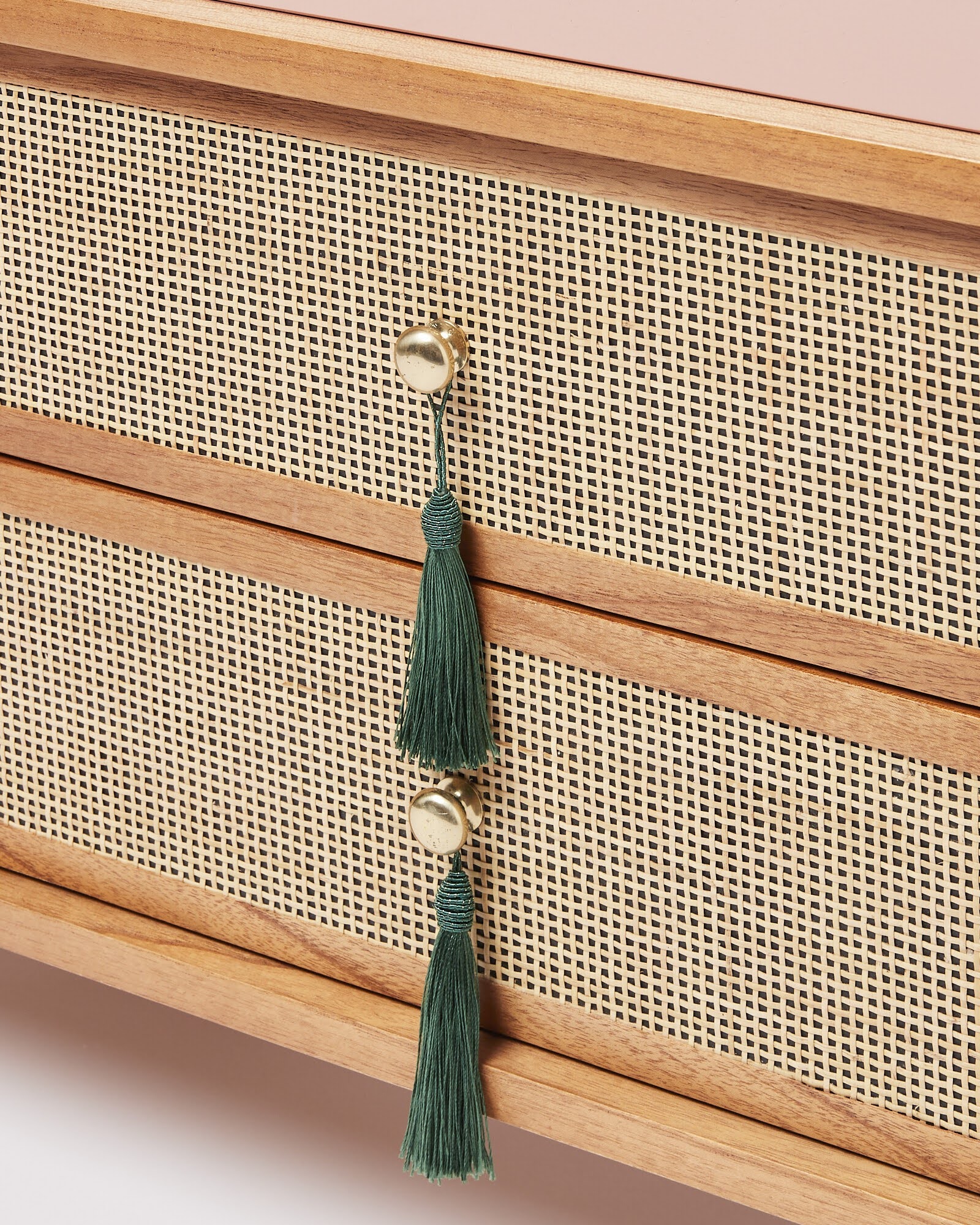 talent design, rattan kapaklı TV ünitesi, meşe ahşap konsol, minimalist tasarım TV sehpası, modern TV ünitesi, doğal malzemeli konsol, İskandinav tarzı mobilya, şık oturma odası konsolu, rustik TV sehpası, rattan detaylı mobilya, zarif tasarım TV ünitesi, doğal ahşap TV sehpası, el yapımı konsol tasarımı, dekoratif oturma odası konsolu, fonksiyonel TV ünitesi, estetik ve dayanıklı mobilya, Retro İskandinav tv ünitesi, Bombeli kapaklı tv ünitesi, beyazlatılmış meşe tv ünitesi, çekmeceli ceviz tv ünitesi, beyaz eskitme tv ünitesi