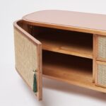 talent design, rattan kapaklı TV ünitesi, meşe ahşap konsol, minimalist tasarım TV sehpası, modern TV ünitesi, doğal malzemeli konsol, İskandinav tarzı mobilya, şık oturma odası konsolu, rustik TV sehpası, rattan detaylı mobilya, zarif tasarım TV ünitesi, doğal ahşap TV sehpası, el yapımı konsol tasarımı, dekoratif oturma odası konsolu, fonksiyonel TV ünitesi, estetik ve dayanıklı mobilya, Retro İskandinav tv ünitesi, Bombeli kapaklı tv ünitesi, beyazlatılmış meşe tv ünitesi, çekmeceli ceviz tv ünitesi, beyaz eskitme tv ünitesi