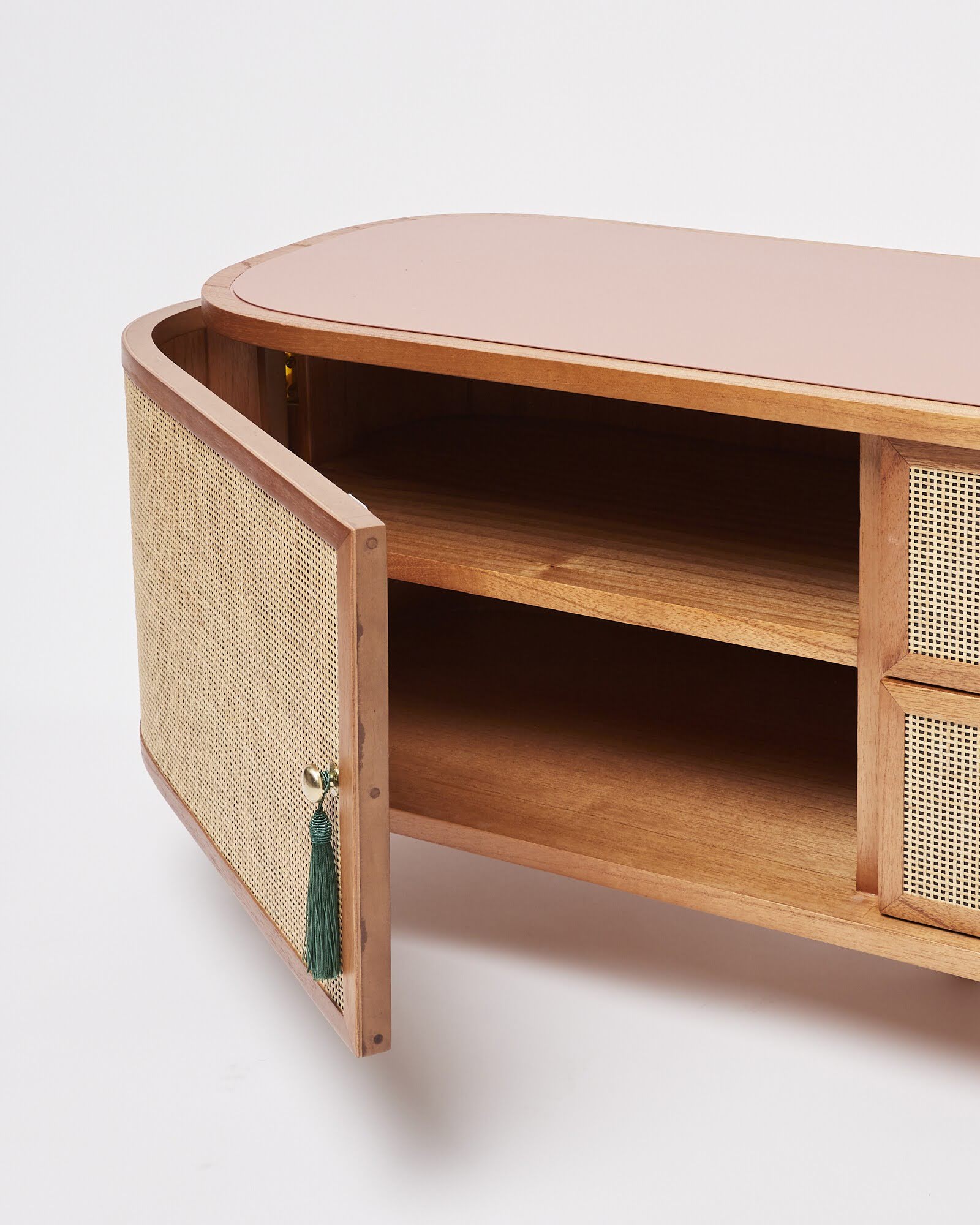 talent design, rattan kapaklı TV ünitesi, meşe ahşap konsol, minimalist tasarım TV sehpası, modern TV ünitesi, doğal malzemeli konsol, İskandinav tarzı mobilya, şık oturma odası konsolu, rustik TV sehpası, rattan detaylı mobilya, zarif tasarım TV ünitesi, doğal ahşap TV sehpası, el yapımı konsol tasarımı, dekoratif oturma odası konsolu, fonksiyonel TV ünitesi, estetik ve dayanıklı mobilya, Retro İskandinav tv ünitesi, Bombeli kapaklı tv ünitesi, beyazlatılmış meşe tv ünitesi, çekmeceli ceviz tv ünitesi, beyaz eskitme tv ünitesi