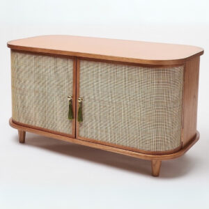 talent design, rattan kapaklı konsol, meşe ahşap büfe, minimalist tasarım konsol, modern depolama mobilyası, çekmeceli konsol tasarımı, İskandinav tarzı mobilya, doğal ahşap konsol, şık oturma odası mobilyası, zarif tasarım konsol, rustik rattan detaylı büfe, doğal malzemeli büfe, el yapımı ahşap konsol, dekoratif depolama çözümü, estetik ve fonksiyonel konsol, modern iç mekan büfe, El oyması kapaklı büfe, servant, servant dolabı