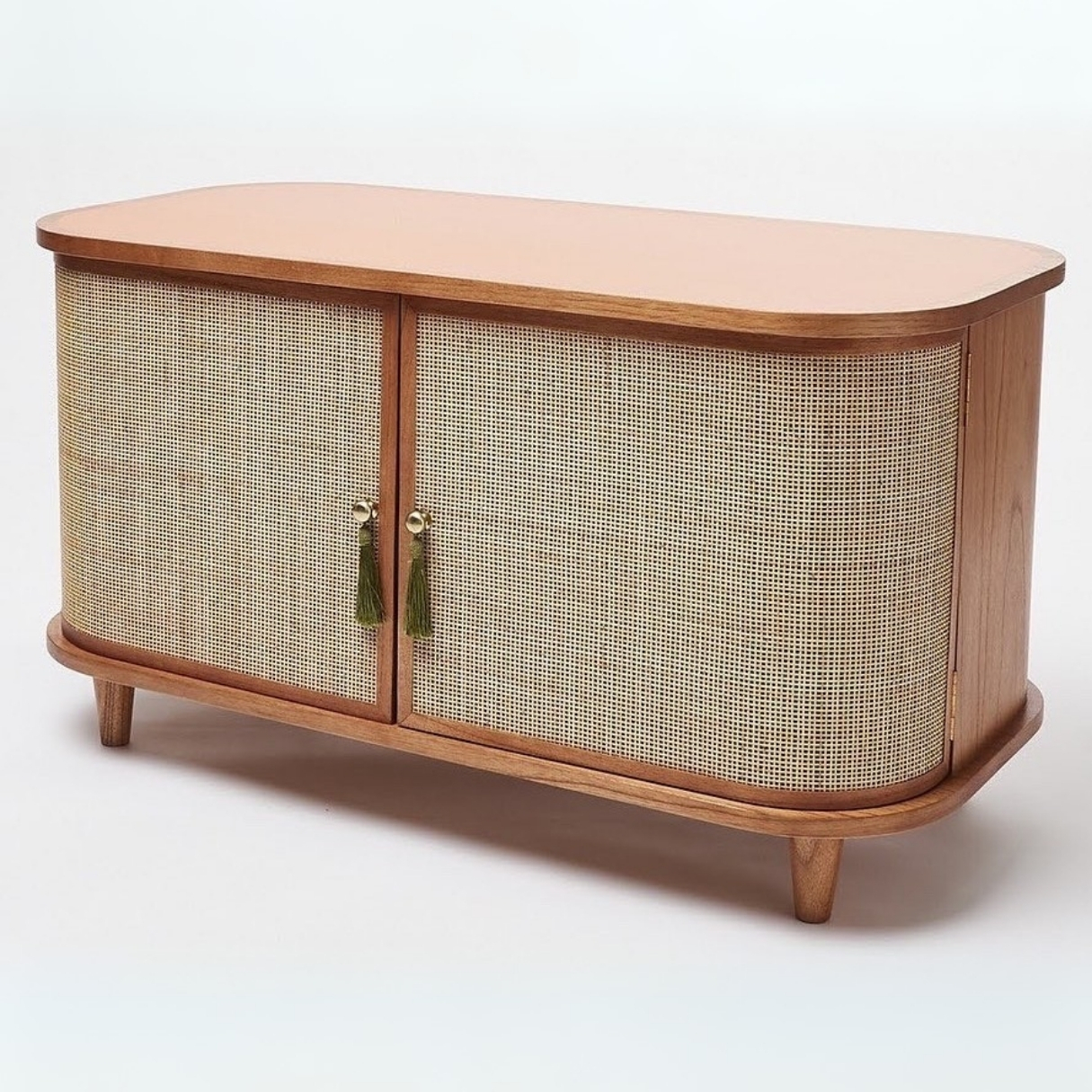 talent design, rattan kapaklı konsol, meşe ahşap büfe, minimalist tasarım konsol, modern depolama mobilyası, çekmeceli konsol tasarımı, İskandinav tarzı mobilya, doğal ahşap konsol, şık oturma odası mobilyası, zarif tasarım konsol, rustik rattan detaylı büfe, doğal malzemeli büfe, el yapımı ahşap konsol, dekoratif depolama çözümü, estetik ve fonksiyonel konsol, modern iç mekan büfe, El oyması kapaklı büfe, servant, servant dolabı