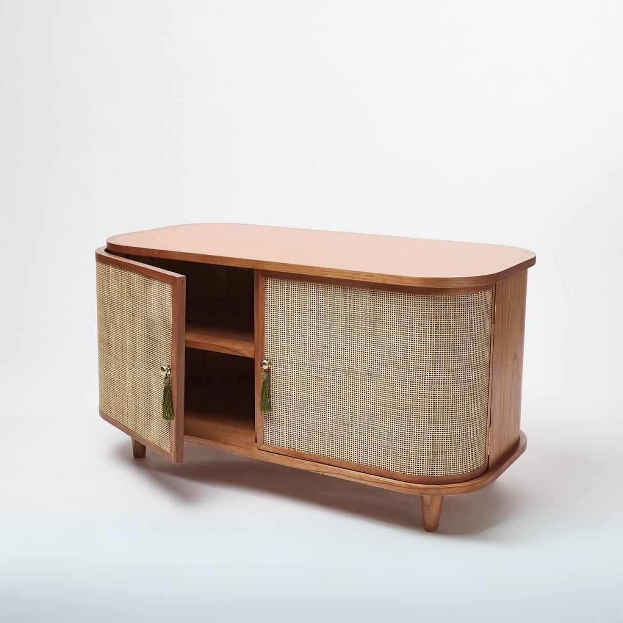 talent design, rattan kapaklı konsol, meşe ahşap büfe, minimalist tasarım konsol, modern depolama mobilyası, çekmeceli konsol tasarımı, İskandinav tarzı mobilya, doğal ahşap konsol, şık oturma odası mobilyası, zarif tasarım konsol, rustik rattan detaylı büfe, doğal malzemeli büfe, el yapımı ahşap konsol, dekoratif depolama çözümü, estetik ve fonksiyonel konsol, modern iç mekan büfe, El oyması kapaklı büfe, servant, servant dolabı