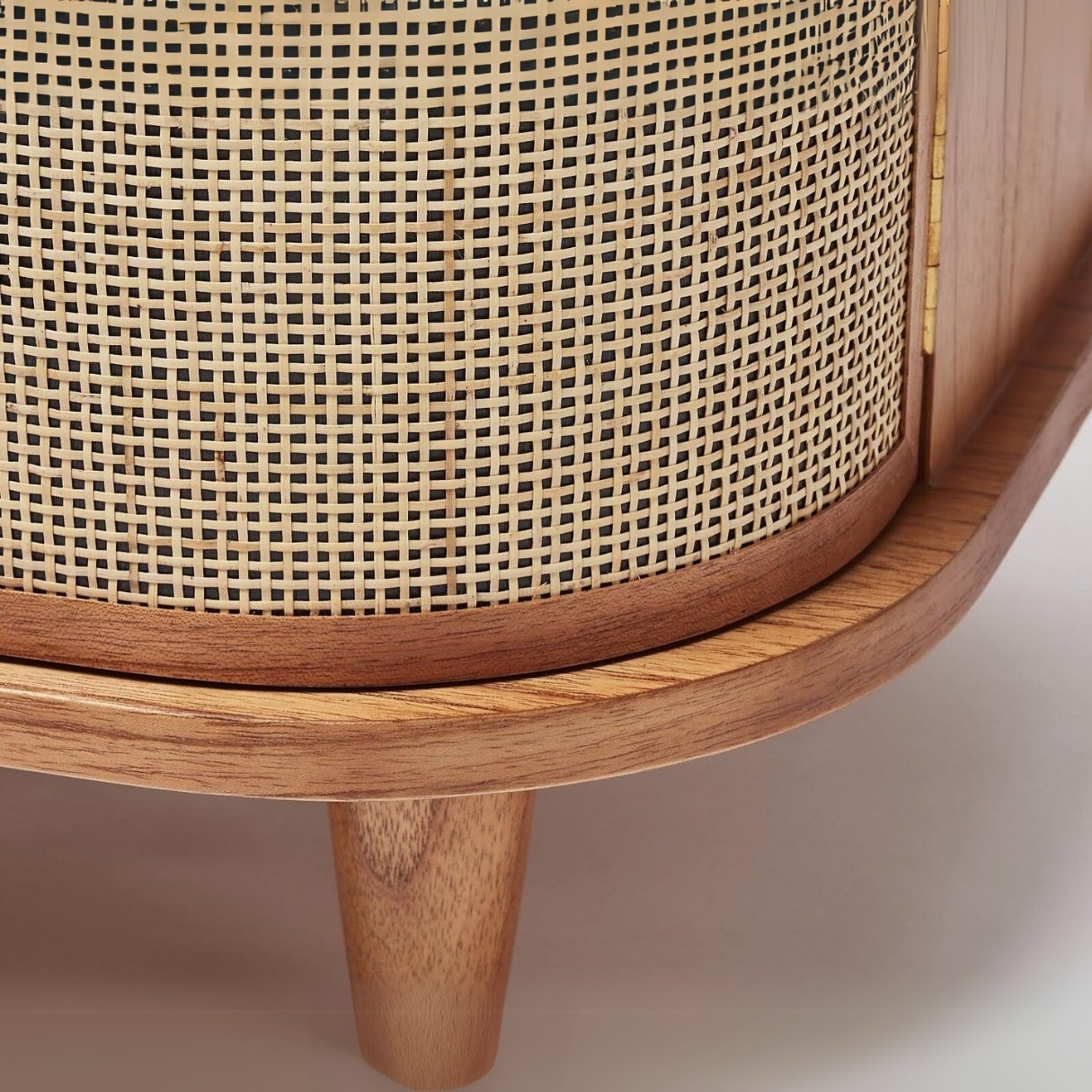 talent design, rattan kapaklı konsol, meşe ahşap büfe, minimalist tasarım konsol, modern depolama mobilyası, çekmeceli konsol tasarımı, İskandinav tarzı mobilya, doğal ahşap konsol, şık oturma odası mobilyası, zarif tasarım konsol, rustik rattan detaylı büfe, doğal malzemeli büfe, el yapımı ahşap konsol, dekoratif depolama çözümü, estetik ve fonksiyonel konsol, modern iç mekan büfe, El oyması kapaklı büfe, servant, servant dolabı