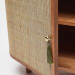 talent design, rattan kapaklı konsol, meşe ahşap büfe, minimalist tasarım konsol, modern depolama mobilyası, çekmeceli konsol tasarımı, İskandinav tarzı mobilya, doğal ahşap konsol, şık oturma odası mobilyası, zarif tasarım konsol, rustik rattan detaylı büfe, doğal malzemeli büfe, el yapımı ahşap konsol, dekoratif depolama çözümü, estetik ve fonksiyonel konsol, modern iç mekan büfe, El oyması kapaklı büfe, servant, servant dolabı