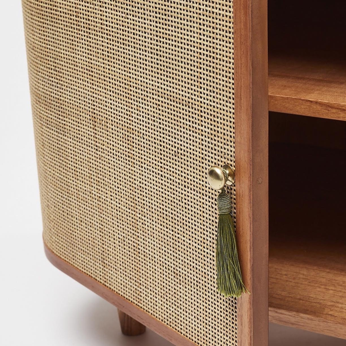 talent design, rattan kapaklı konsol, meşe ahşap büfe, minimalist tasarım konsol, modern depolama mobilyası, çekmeceli konsol tasarımı, İskandinav tarzı mobilya, doğal ahşap konsol, şık oturma odası mobilyası, zarif tasarım konsol, rustik rattan detaylı büfe, doğal malzemeli büfe, el yapımı ahşap konsol, dekoratif depolama çözümü, estetik ve fonksiyonel konsol, modern iç mekan büfe, El oyması kapaklı büfe, servant, servant dolabı