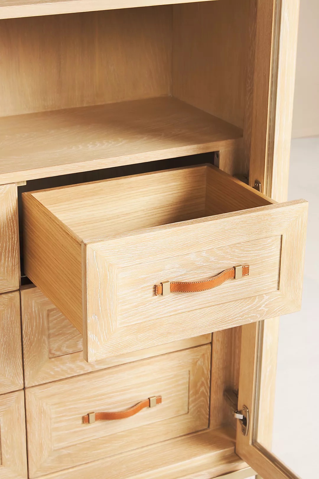 talent design, meşe vitrin büfe, kavisli vitrin dolap, modern vitrin tasarımı, doğal ahşap vitrin, masif meşe dolap, şık vitrin dolap, cam kapaklı vitrin, dekoratif vitrin büfe, zarif vitrin modeli, ahşap kavisli dolap, rustik vitrin tasarımı, ergonomik vitrin büfe, minimalist vitrin dolap, doğal malzemeli vitrin, iç mekan dekorasyon dolabı, Modern vitrin dolabı, Mavi lake boyalı vitrin, İngiliz tarzı vitrin, Şık vitrin tasarımı, Cam kapaklı dolap, Dekoratif vitrin dolabı, Salon için vitrin, Masif vitrin modelleri, Özel tasarım dolap, Estetik vitrin mobilyası, Modern bufeler, Şık camlı dolap, Lake boyalı mobilya, Fonksiyonel vitrin tasarımı, El yapımı vitrin, Yüksek kaliteli dolap, Ahşap vitrin modelleri, Özgün dolap tasarımı, Klasik ve modern dolap, Mavi dekoratif mobilya