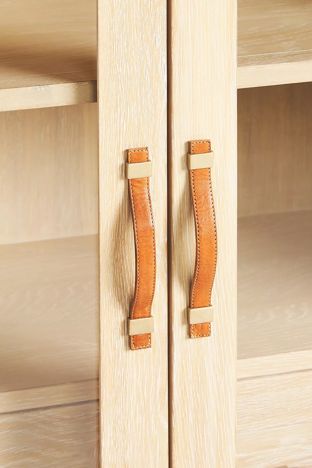 talent design, meşe vitrin büfe, kavisli vitrin dolap, modern vitrin tasarımı, doğal ahşap vitrin, masif meşe dolap, şık vitrin dolap, cam kapaklı vitrin, dekoratif vitrin büfe, zarif vitrin modeli, ahşap kavisli dolap, rustik vitrin tasarımı, ergonomik vitrin büfe, minimalist vitrin dolap, doğal malzemeli vitrin, iç mekan dekorasyon dolabı, Modern vitrin dolabı, Mavi lake boyalı vitrin, İngiliz tarzı vitrin, Şık vitrin tasarımı, Cam kapaklı dolap, Dekoratif vitrin dolabı, Salon için vitrin, Masif vitrin modelleri, Özel tasarım dolap, Estetik vitrin mobilyası, Modern bufeler, Şık camlı dolap, Lake boyalı mobilya, Fonksiyonel vitrin tasarımı, El yapımı vitrin, Yüksek kaliteli dolap, Ahşap vitrin modelleri, Özgün dolap tasarımı, Klasik ve modern dolap, Mavi dekoratif mobilya