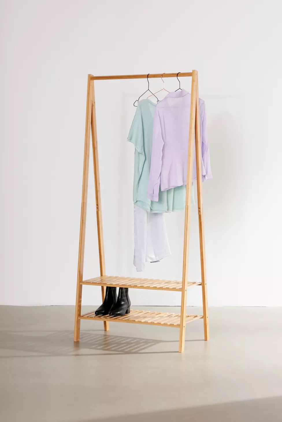 talent design, masif ahşap kitaplık, retro kitaplık tasarımı, açık raflı kitaplık, vintage tarz kitaplık, doğal ahşap raf ünitesi, minimalist kitaplık modeli, modern ahşap raf sistemi, dekoratif kitaplık, oturma odası kitaplık, şık raflı kitaplık, ergonomik ahşap kitaplık, el yapımı kitaplık mobilya, İskandinav tasarım kitaplık, doğal malzemeli raf ünitesi, iç mekan ahşap dekorasyon