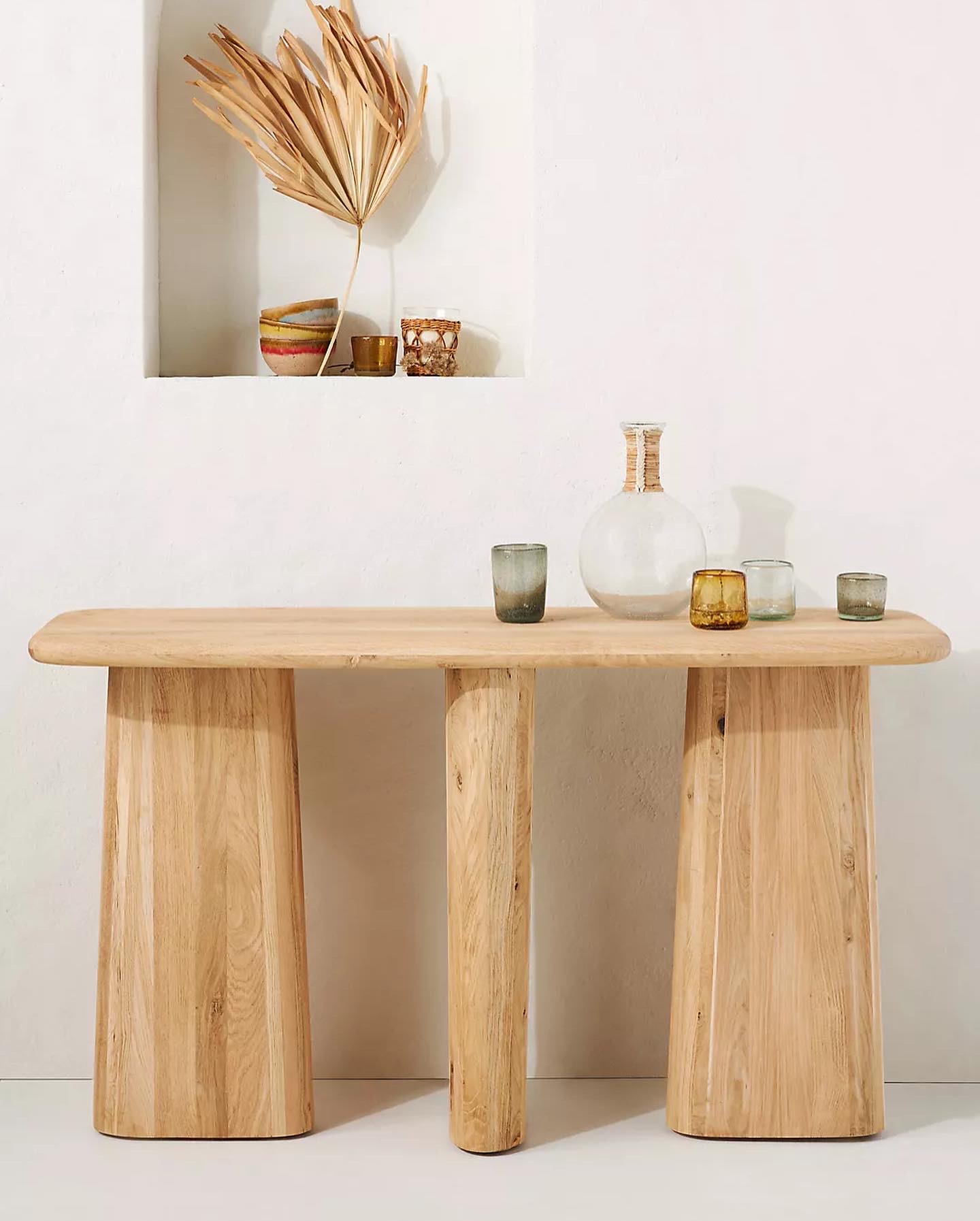 talent design, masif ahşap dresuar, doğal ahşap konsol, torna ayaklı dresuar, İskandinav tasarım dresuar, minimalist ahşap mobilya, modern dresuar tasarımı, rustik doğal ahşap dresuar, şık oturma odası konsolu, el yapımı ahşap dresuar, doğal cilalı ahşap masa, sade ve zarif dresuar, masif ayaklı mobilya, estetik iç mekan mobilyası, ahşap dekoratif dresuar, ergonomik dresuar tasarımı, El oyması kapaklı dresuar