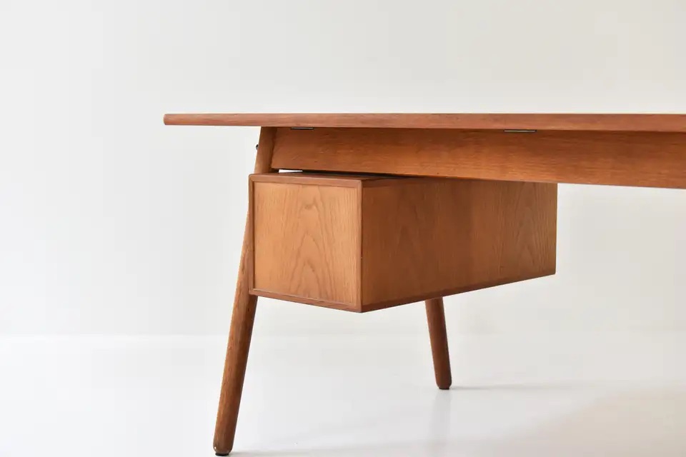 talent design, rattan kapaklı çalışma masası, meşe ahşap masa, retro çalışma masası, İskandinav tasarım masa, doğal malzemeli masa, minimalist çalışma masası, modern ofis masası, şık ev ofis mobilyası, ergonomik çalışma masası, rattan detaylı ofis masası, ahşap masa tasarımı, zarif ofis mobilyası, el yapımı ahşap masa, depolamalı çalışma masası, estetik ve fonksiyonel masa, modern çalışma masası, İskandinav tarz masa, ahşap çalışma masası, doğal malzemeli masa, minimal tasarım masa, ergonomik çalışma masası, şık çalışma mobilyası, estetik çalışma alanı, masif ahşap masa, sade tasarım masa, bohem tarz masa, fonksiyonel çalışma masası, ofis için çalışma masası, ev ofis mobilyası, dekoratif çalışma masası, lüks çalışma mobilyası, çağdaş masa tasarımı, doğal tonlarda masa, rustik çalışma masası, kompakt tasarım masa, çok amaçlı masa, hafif ve dayanıklı masa, tasarımcı masa, modern iç mekan mobilyası, şık masa düzeni