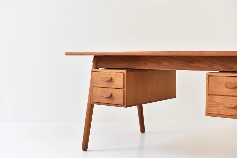 talent design, rattan kapaklı çalışma masası, meşe ahşap masa, retro çalışma masası, İskandinav tasarım masa, doğal malzemeli masa, minimalist çalışma masası, modern ofis masası, şık ev ofis mobilyası, ergonomik çalışma masası, rattan detaylı ofis masası, ahşap masa tasarımı, zarif ofis mobilyası, el yapımı ahşap masa, depolamalı çalışma masası, estetik ve fonksiyonel masa, modern çalışma masası, İskandinav tarz masa, ahşap çalışma masası, doğal malzemeli masa, minimal tasarım masa, ergonomik çalışma masası, şık çalışma mobilyası, estetik çalışma alanı, masif ahşap masa, sade tasarım masa, bohem tarz masa, fonksiyonel çalışma masası, ofis için çalışma masası, ev ofis mobilyası, dekoratif çalışma masası, lüks çalışma mobilyası, çağdaş masa tasarımı, doğal tonlarda masa, rustik çalışma masası, kompakt tasarım masa, çok amaçlı masa, hafif ve dayanıklı masa, tasarımcı masa, modern iç mekan mobilyası, şık masa düzeni