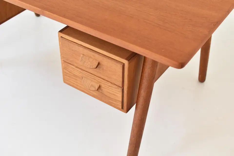 talent design, rattan kapaklı çalışma masası, meşe ahşap masa, retro çalışma masası, İskandinav tasarım masa, doğal malzemeli masa, minimalist çalışma masası, modern ofis masası, şık ev ofis mobilyası, ergonomik çalışma masası, rattan detaylı ofis masası, ahşap masa tasarımı, zarif ofis mobilyası, el yapımı ahşap masa, depolamalı çalışma masası, estetik ve fonksiyonel masa, modern çalışma masası, İskandinav tarz masa, ahşap çalışma masası, doğal malzemeli masa, minimal tasarım masa, ergonomik çalışma masası, şık çalışma mobilyası, estetik çalışma alanı, masif ahşap masa, sade tasarım masa, bohem tarz masa, fonksiyonel çalışma masası, ofis için çalışma masası, ev ofis mobilyası, dekoratif çalışma masası, lüks çalışma mobilyası, çağdaş masa tasarımı, doğal tonlarda masa, rustik çalışma masası, kompakt tasarım masa, çok amaçlı masa, hafif ve dayanıklı masa, tasarımcı masa, modern iç mekan mobilyası, şık masa düzeni