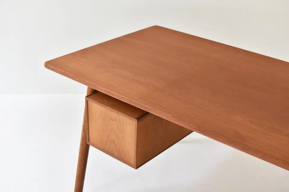 talent design, rattan kapaklı çalışma masası, meşe ahşap masa, retro çalışma masası, İskandinav tasarım masa, doğal malzemeli masa, minimalist çalışma masası, modern ofis masası, şık ev ofis mobilyası, ergonomik çalışma masası, rattan detaylı ofis masası, ahşap masa tasarımı, zarif ofis mobilyası, el yapımı ahşap masa, depolamalı çalışma masası, estetik ve fonksiyonel masa, modern çalışma masası, İskandinav tarz masa, ahşap çalışma masası, doğal malzemeli masa, minimal tasarım masa, ergonomik çalışma masası, şık çalışma mobilyası, estetik çalışma alanı, masif ahşap masa, sade tasarım masa, bohem tarz masa, fonksiyonel çalışma masası, ofis için çalışma masası, ev ofis mobilyası, dekoratif çalışma masası, lüks çalışma mobilyası, çağdaş masa tasarımı, doğal tonlarda masa, rustik çalışma masası, kompakt tasarım masa, çok amaçlı masa, hafif ve dayanıklı masa, tasarımcı masa, modern iç mekan mobilyası, şık masa düzeni