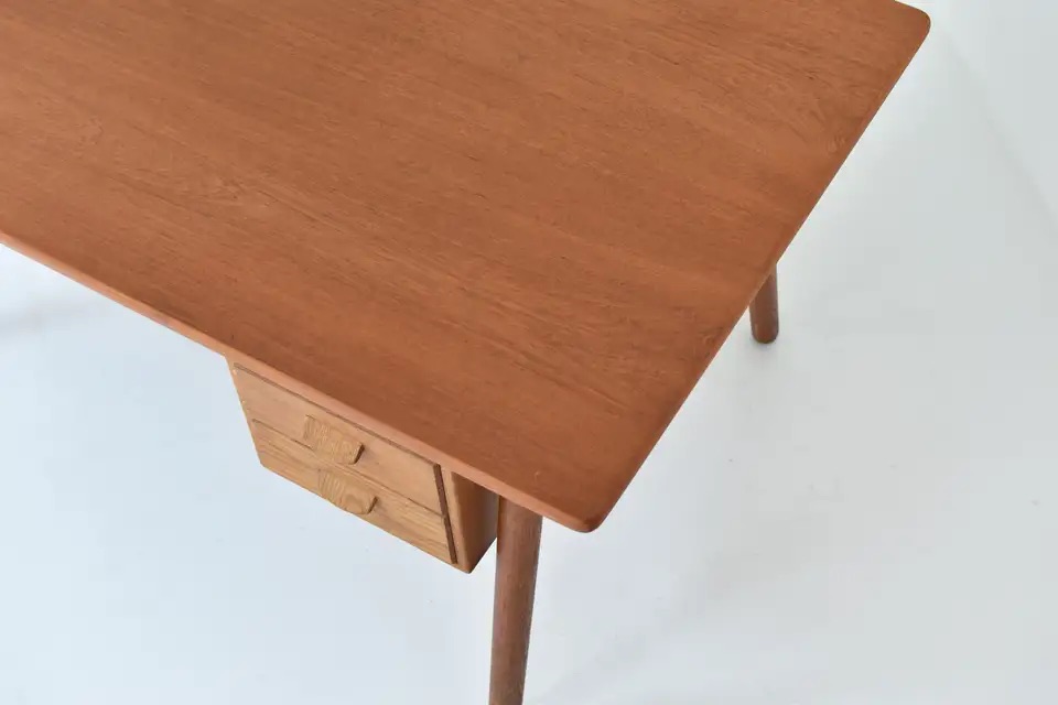 talent design, rattan kapaklı çalışma masası, meşe ahşap masa, retro çalışma masası, İskandinav tasarım masa, doğal malzemeli masa, minimalist çalışma masası, modern ofis masası, şık ev ofis mobilyası, ergonomik çalışma masası, rattan detaylı ofis masası, ahşap masa tasarımı, zarif ofis mobilyası, el yapımı ahşap masa, depolamalı çalışma masası, estetik ve fonksiyonel masa, modern çalışma masası, İskandinav tarz masa, ahşap çalışma masası, doğal malzemeli masa, minimal tasarım masa, ergonomik çalışma masası, şık çalışma mobilyası, estetik çalışma alanı, masif ahşap masa, sade tasarım masa, bohem tarz masa, fonksiyonel çalışma masası, ofis için çalışma masası, ev ofis mobilyası, dekoratif çalışma masası, lüks çalışma mobilyası, çağdaş masa tasarımı, doğal tonlarda masa, rustik çalışma masası, kompakt tasarım masa, çok amaçlı masa, hafif ve dayanıklı masa, tasarımcı masa, modern iç mekan mobilyası, şık masa düzeni
