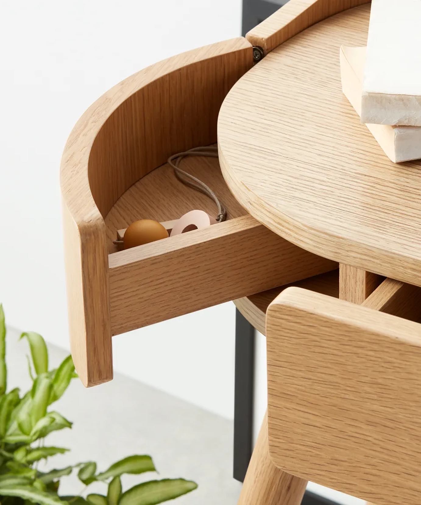 makyaj masası, modern makyaj masası, yuvarlak aynalı masa, masif makyaj masası, kompakt makyaj masası, orbit masası, özel üretim mobilya, özel ölçü, sipariş mobilya, ısmarlama mobilya, talent design, vanity table, modern vanity, bespoke furniture