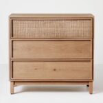 talent design, Mermer tablalı yivli şifonyer, Hasır örgü yüksek şifonyer, rattan detaylı şifonyer, meşe ahşap şifonyer, çekmeceli depolama ünitesi, minimalist tasarım şifonyer, doğal malzemeli şifonyer, İskandinav tarzı mobilya, modern yatak odası şifonyeri, rustik tasarım şifonyer, zarif ahşap şifonyer, el yapımı şifonyer mobilyası, rattan kapaklı çekmeceli dolap, doğal ahşap mobilya, estetik ve fonksiyonel şifonyer, şık depolama çözümü, dekoratif şifonyer tasarımı, Meşe aynalı yüksek şifonyer, sekiz çekmeceli şifonyer, eskitme şifonyer, bombe çekmeceli şifonyer, yüksek şifonyer, torna ayaklı şifonyer