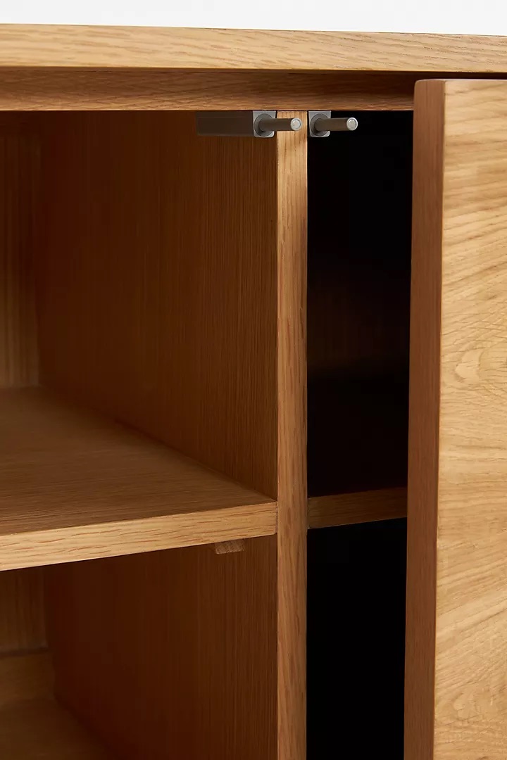 talent design, rattan kapaklı konsol, meşe ahşap büfe, minimalist tasarım konsol, modern depolama mobilyası, çekmeceli konsol tasarımı, İskandinav tarzı mobilya, doğal ahşap konsol, şık oturma odası mobilyası, zarif tasarım konsol, rustik rattan detaylı büfe, doğal malzemeli büfe, el yapımı ahşap konsol, dekoratif depolama çözümü, estetik ve fonksiyonel konsol, modern iç mekan büfe, El oyması kapaklı büfe, servant, servant dolabı