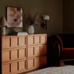 meşe komodin, kare formlu komodin, modern komodin tasarımı, sade çizgili komodin modeli, doğal ahşap komodin, masif meşe komodin, iç mekâna uygun modern komodin, yatak başı dolabı, fonksiyonel komodin tasarımı, kare hatlı komodin, Talent Design komodin, özel üretim meşe komodin, sipariş mobilya üretimi, özel ölçü komodin modeli, ısmarlama tasarım komodin, çağdaş çizgili ahşap komodin, bohem modern komodin, minimal tarz komodin, doğal tonlarda komodin tasarımı