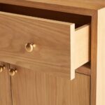 vitrinli büfe dolabı, cam kapaklı ahşap vitrin, meşe kaplama kitaplık, zarif detaylı camlı dolap, üstü vitrin altı dolap tasarımı, Albin koleksiyon büfe, doğal ahşap yüzeyli vitrin, modern klasik depolama mobilyası, dekoratif iç mekan dolabı, iç mimari uyumlu vitrinli dolap, yüksek ayaklı modern büfe, ısmarlama mobilya çözümü, özel üretim meşe dolap, ölçüye özel vitrin tasarımı, Talent Design vitrin modeli, fonksiyonel ve estetik vitrin, iç mekâna uyumlu doğal kitaplık, camlı ahşap saklama dolabı, modern vintage büfe önerisi