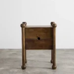 masif kestane komodin, ceviz cilalı ahşap komodin, yuvarlak torna ayaklı komodin, top ayak detaylı komodin, bohem tarz komodin, doğal ahşap komodin modeli, el yapımı ceviz cilalı komodin, iç mekân için doğal komodin, rustik modern komodin, özel üretim ahşap komodin, özel ölçü komodin tasarımı, sipariş komodin mobilyası, ısmarlama ceviz komodin, Talent Design komodin, zarif torna ayaklı komodin, yuvarlak formlu minimal komodin, klasik-modern çizgili komodin