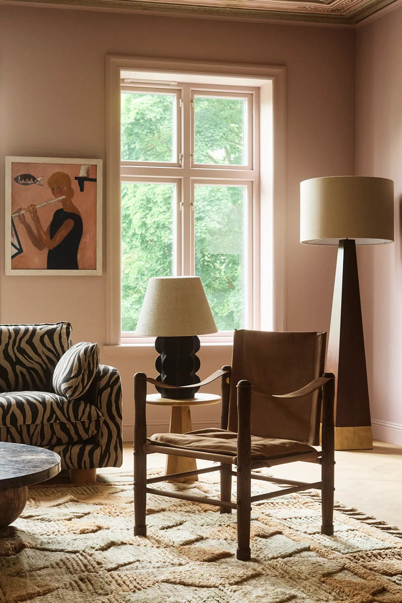 talent design, arla koltuk, masif ahşap koltuk, hakiki deri koltuk, minimal koltuk tasarımı, modern country koltuk, rustik tasarım koltuk, doğal ağaç gövdeli koltuk, ceviz iskeletli koltuk, el işçiliği koltuk, iç mekan koltuk önerisi, oturma odası için deri koltuk, retro-modern koltuk, country tarz dekorasyon koltuğu, çift kişilik koltuk, rahat oturumlu salon koltuğu, bohem rustik koltuk