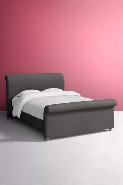 mor kadife yatak, kadife karyola, lüks yatak, klasik yatak, retro yatak, döşemeli karyola, modern yatak, kapitoneli yatak, mor kadife karyola modeli, İngiliz tarzı döşemeli yatak, retro görünümlü modern yatak, kadife kumaş kaplı yatak, estetik yatak önerisi, dekoratif karyola çeşitleri, küçük odalar için şık yatak, iç mekân uyumlu klasik karyola, mor renk yatak başlığı modeli, salon havasında yatak odası tasarımı, Talent Design mor yatak, Talent Design kadife döşemeli yatak, Brisa karyola modeli, bohem tarz mor karyola, modern klasik yatak tasarımı, lüks yatak odası takımları, iç mimari yatak önerisi, dekoratif yatak başlığı, zarif yatak modelleri, retro modern yatak dekorasyonu, kadife yatak modelleri 2025