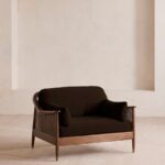 talent design, bruna love seat, hasır kollu koltuk, masif ceviz iskelet, retro dönem tasarımı, kahverengi kadife koltuk, bohem tarz ikili koltuk, kompakt salon koltuğu, doğal ahşap detaylı koltuk, rustik modern oturma grubu, iç mekan mobilya önerisi, küçük alanlar için şık koltuk, vintage tarz kanepe, ceviz ağacı kolçaklı koltuk