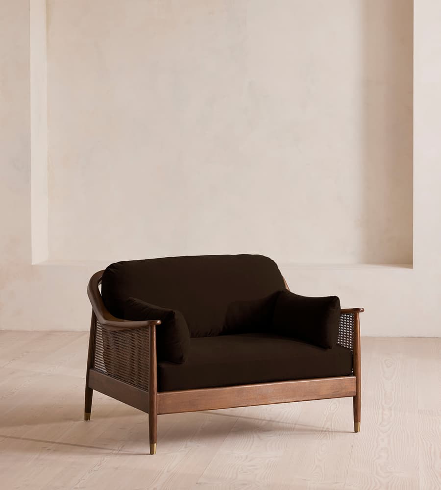 talent design, bruna love seat, hasır kollu koltuk, masif ceviz iskelet, retro dönem tasarımı, kahverengi kadife koltuk, bohem tarz ikili koltuk, kompakt salon koltuğu, doğal ahşap detaylı koltuk, rustik modern oturma grubu, iç mekan mobilya önerisi, küçük alanlar için şık koltuk, vintage tarz kanepe, ceviz ağacı kolçaklı koltuk