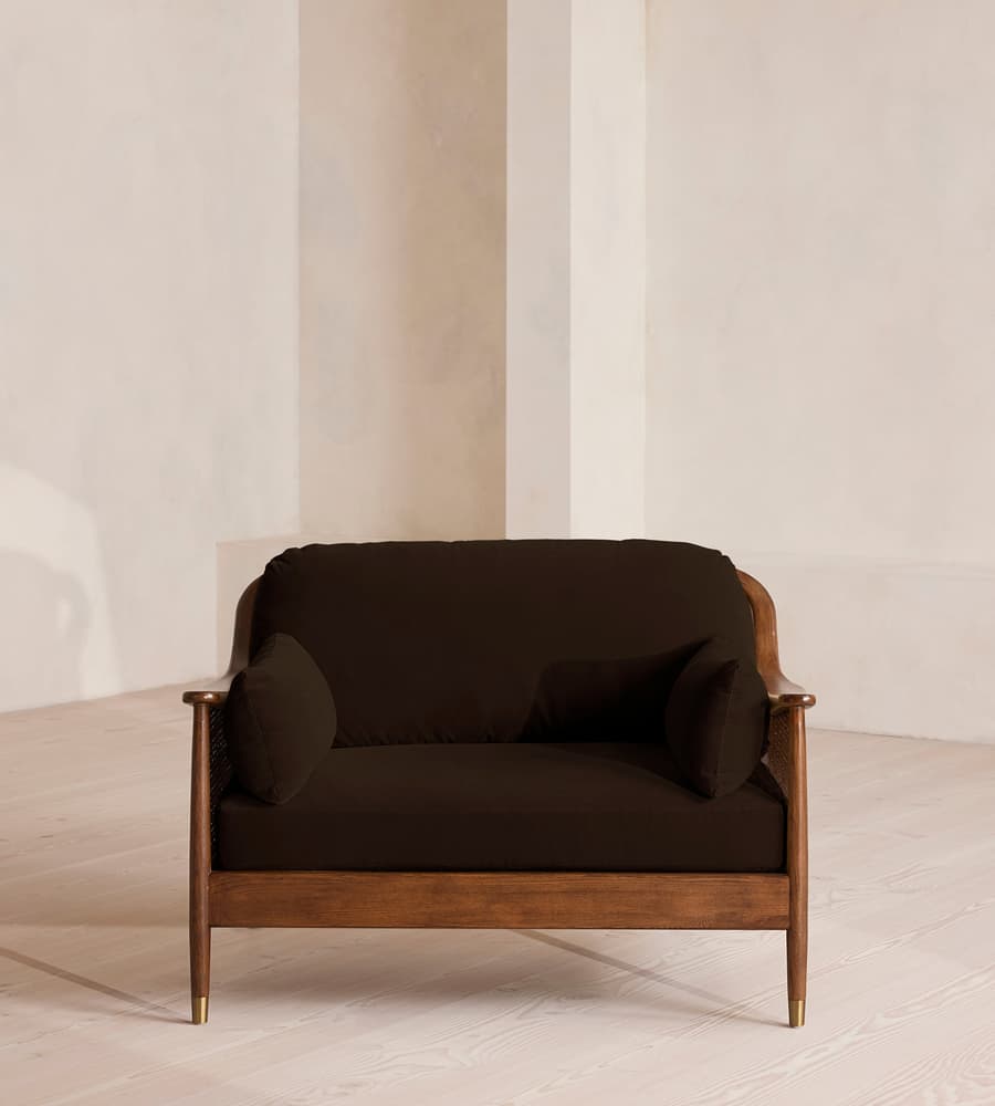 talent design, bruna love seat, hasır kollu koltuk, masif ceviz iskelet, retro dönem tasarımı, kahverengi kadife koltuk, bohem tarz ikili koltuk, kompakt salon koltuğu, doğal ahşap detaylı koltuk, rustik modern oturma grubu, iç mekan mobilya önerisi, küçük alanlar için şık koltuk, vintage tarz kanepe, ceviz ağacı kolçaklı koltuk