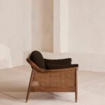 talent design, bruna love seat, hasır kollu koltuk, masif ceviz iskelet, retro dönem tasarımı, kahverengi kadife koltuk, bohem tarz ikili koltuk, kompakt salon koltuğu, doğal ahşap detaylı koltuk, rustik modern oturma grubu, iç mekan mobilya önerisi, küçük alanlar için şık koltuk, vintage tarz kanepe, ceviz ağacı kolçaklı koltuk