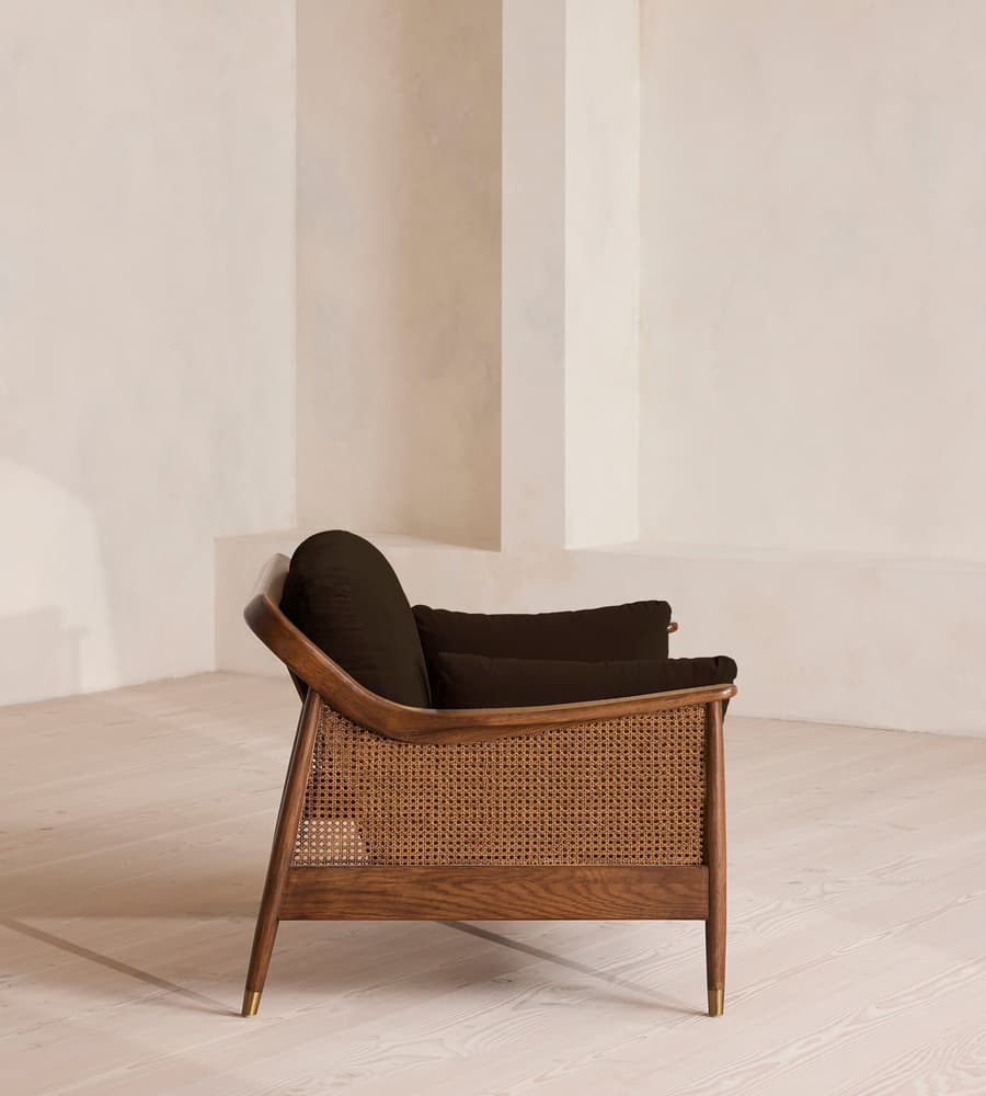 talent design, bruna love seat, hasır kollu koltuk, masif ceviz iskelet, retro dönem tasarımı, kahverengi kadife koltuk, bohem tarz ikili koltuk, kompakt salon koltuğu, doğal ahşap detaylı koltuk, rustik modern oturma grubu, iç mekan mobilya önerisi, küçük alanlar için şık koltuk, vintage tarz kanepe, ceviz ağacı kolçaklı koltuk