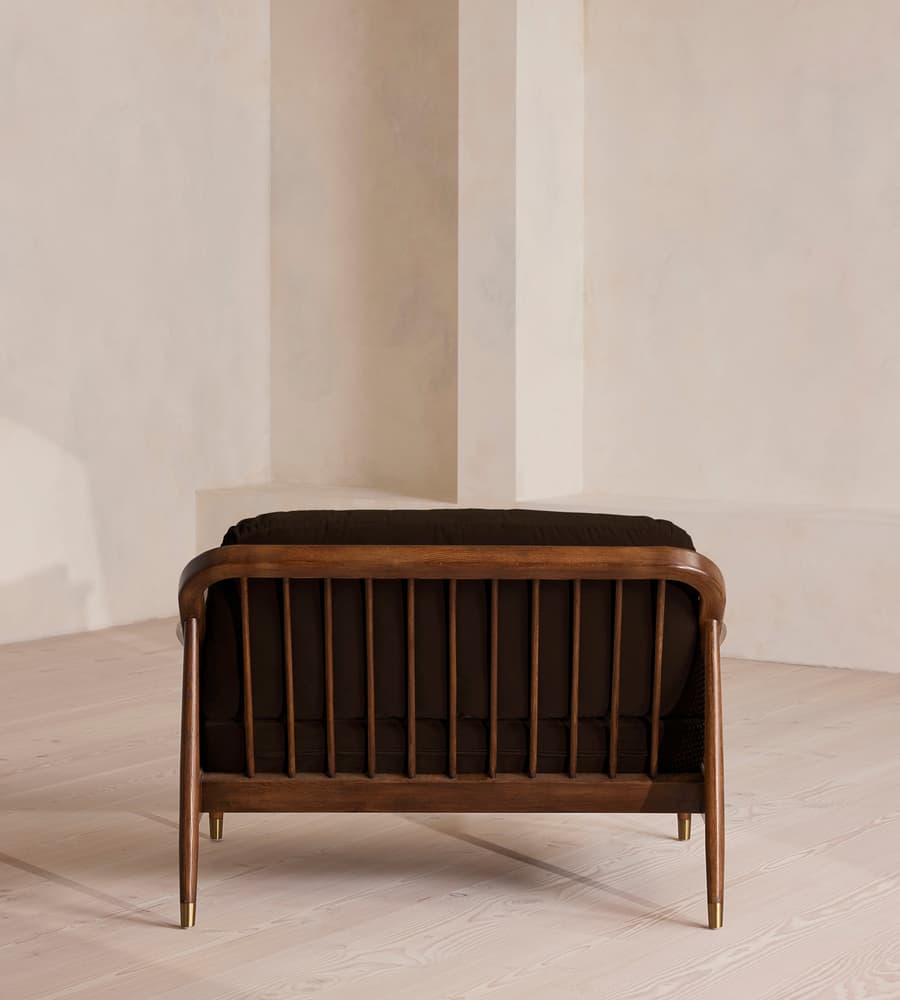 talent design, bruna love seat, hasır kollu koltuk, masif ceviz iskelet, retro dönem tasarımı, kahverengi kadife koltuk, bohem tarz ikili koltuk, kompakt salon koltuğu, doğal ahşap detaylı koltuk, rustik modern oturma grubu, iç mekan mobilya önerisi, küçük alanlar için şık koltuk, vintage tarz kanepe, ceviz ağacı kolçaklı koltuk