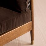 talent design, bruna love seat, hasır kollu koltuk, masif ceviz iskelet, retro dönem tasarımı, kahverengi kadife koltuk, bohem tarz ikili koltuk, kompakt salon koltuğu, doğal ahşap detaylı koltuk, rustik modern oturma grubu, iç mekan mobilya önerisi, küçük alanlar için şık koltuk, vintage tarz kanepe, ceviz ağacı kolçaklı koltuk