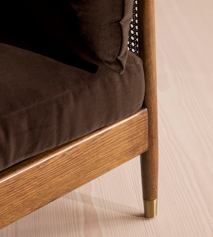 talent design, bruna love seat, hasır kollu koltuk, masif ceviz iskelet, retro dönem tasarımı, kahverengi kadife koltuk, bohem tarz ikili koltuk, kompakt salon koltuğu, doğal ahşap detaylı koltuk, rustik modern oturma grubu, iç mekan mobilya önerisi, küçük alanlar için şık koltuk, vintage tarz kanepe, ceviz ağacı kolçaklı koltuk