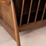 talent design, bruna love seat, hasır kollu koltuk, masif ceviz iskelet, retro dönem tasarımı, kahverengi kadife koltuk, bohem tarz ikili koltuk, kompakt salon koltuğu, doğal ahşap detaylı koltuk, rustik modern oturma grubu, iç mekan mobilya önerisi, küçük alanlar için şık koltuk, vintage tarz kanepe, ceviz ağacı kolçaklı koltuk