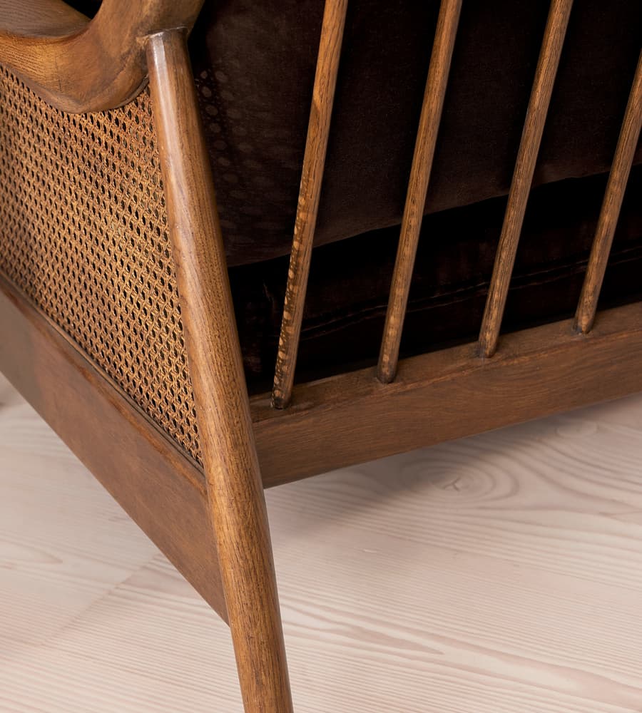 talent design, bruna love seat, hasır kollu koltuk, masif ceviz iskelet, retro dönem tasarımı, kahverengi kadife koltuk, bohem tarz ikili koltuk, kompakt salon koltuğu, doğal ahşap detaylı koltuk, rustik modern oturma grubu, iç mekan mobilya önerisi, küçük alanlar için şık koltuk, vintage tarz kanepe, ceviz ağacı kolçaklı koltuk