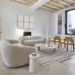 talent design, bruna love seat, hasır kollu koltuk, masif ceviz iskelet, retro dönem tasarımı, kahverengi kadife koltuk, bohem tarz ikili koltuk, kompakt salon koltuğu, doğal ahşap detaylı koltuk, rustik modern oturma grubu, iç mekan mobilya önerisi, küçük alanlar için şık koltuk, vintage tarz kanepe, ceviz ağacı kolçaklı koltuk