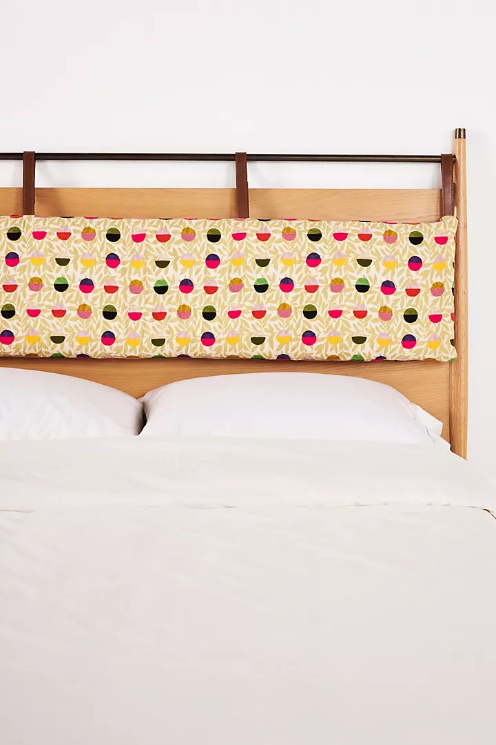 talent design, modern meşe karyola, pirinç detaylı yatak başlığı, askılı başlıklı ahşap karyola, doğal tonlarda sade yatak tasarımı, çağdaş çizgili meşe yatak, minimal ve zarif karyola modeli, doğal masif ahşap yatak çerçevesi, şık başlık detaylı modern yatak, iç mekan için sade ve şık karyola, temiz formlu tasarım yatak, yatak odası için fonksiyonel modern mobilya, yıkanabilir başlıklı karyola önerisi
