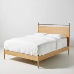 talent design, modern meşe karyola, pirinç detaylı yatak başlığı, askılı başlıklı ahşap karyola, doğal tonlarda sade yatak tasarımı, çağdaş çizgili meşe yatak, minimal ve zarif karyola modeli, doğal masif ahşap yatak çerçevesi, şık başlık detaylı modern yatak, iç mekan için sade ve şık karyola, temiz formlu tasarım yatak, yatak odası için fonksiyonel modern mobilya, yıkanabilir başlıklı karyola önerisi