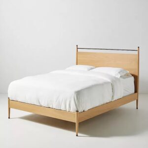 talent design, modern meşe karyola, pirinç detaylı yatak başlığı, askılı başlıklı ahşap karyola, doğal tonlarda sade yatak tasarımı, çağdaş çizgili meşe yatak, minimal ve zarif karyola modeli, doğal masif ahşap yatak çerçevesi, şık başlık detaylı modern yatak, iç mekan için sade ve şık karyola, temiz formlu tasarım yatak, yatak odası için fonksiyonel modern mobilya, yıkanabilir başlıklı karyola önerisi