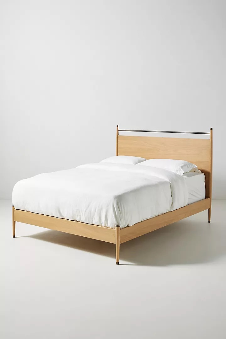 talent design, modern meşe karyola, pirinç detaylı yatak başlığı, askılı başlıklı ahşap karyola, doğal tonlarda sade yatak tasarımı, çağdaş çizgili meşe yatak, minimal ve zarif karyola modeli, doğal masif ahşap yatak çerçevesi, şık başlık detaylı modern yatak, iç mekan için sade ve şık karyola, temiz formlu tasarım yatak, yatak odası için fonksiyonel modern mobilya, yıkanabilir başlıklı karyola önerisi