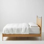 talent design, modern meşe karyola, pirinç detaylı yatak başlığı, askılı başlıklı ahşap karyola, doğal tonlarda sade yatak tasarımı, çağdaş çizgili meşe yatak, minimal ve zarif karyola modeli, doğal masif ahşap yatak çerçevesi, şık başlık detaylı modern yatak, iç mekan için sade ve şık karyola, temiz formlu tasarım yatak, yatak odası için fonksiyonel modern mobilya, yıkanabilir başlıklı karyola önerisi