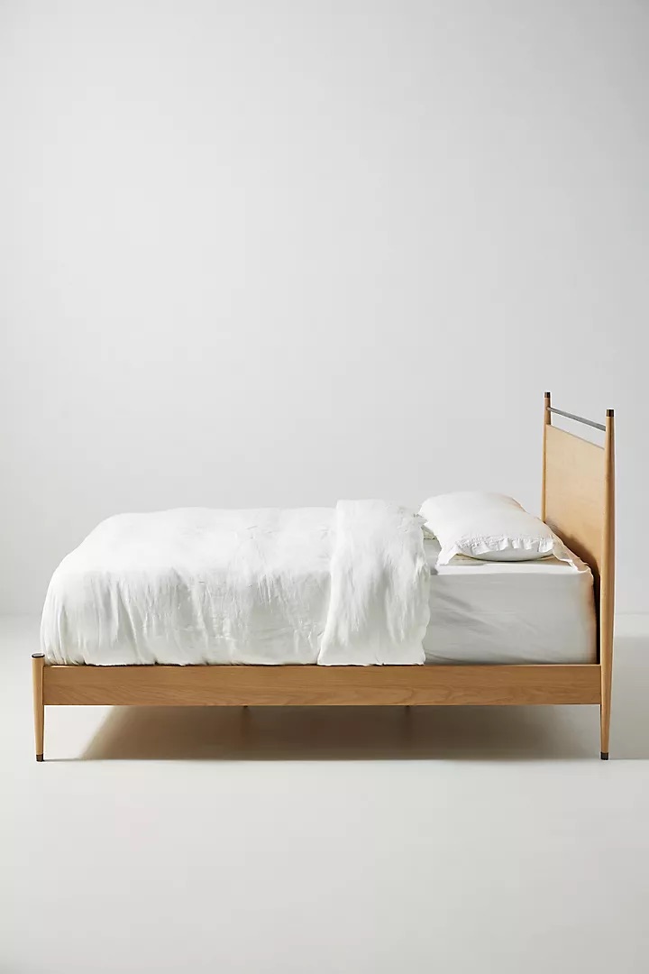 talent design, modern meşe karyola, pirinç detaylı yatak başlığı, askılı başlıklı ahşap karyola, doğal tonlarda sade yatak tasarımı, çağdaş çizgili meşe yatak, minimal ve zarif karyola modeli, doğal masif ahşap yatak çerçevesi, şık başlık detaylı modern yatak, iç mekan için sade ve şık karyola, temiz formlu tasarım yatak, yatak odası için fonksiyonel modern mobilya, yıkanabilir başlıklı karyola önerisi