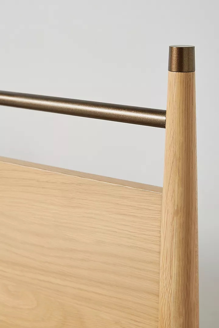 talent design, modern meşe karyola, pirinç detaylı yatak başlığı, askılı başlıklı ahşap karyola, doğal tonlarda sade yatak tasarımı, çağdaş çizgili meşe yatak, minimal ve zarif karyola modeli, doğal masif ahşap yatak çerçevesi, şık başlık detaylı modern yatak, iç mekan için sade ve şık karyola, temiz formlu tasarım yatak, yatak odası için fonksiyonel modern mobilya, yıkanabilir başlıklı karyola önerisi