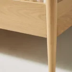 talent design, modern meşe karyola, pirinç detaylı yatak başlığı, askılı başlıklı ahşap karyola, doğal tonlarda sade yatak tasarımı, çağdaş çizgili meşe yatak, minimal ve zarif karyola modeli, doğal masif ahşap yatak çerçevesi, şık başlık detaylı modern yatak, iç mekan için sade ve şık karyola, temiz formlu tasarım yatak, yatak odası için fonksiyonel modern mobilya, yıkanabilir başlıklı karyola önerisi