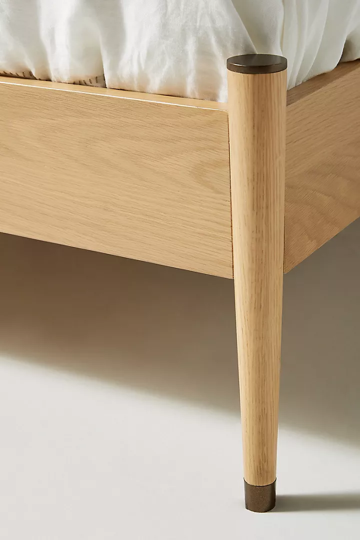 talent design, modern meşe karyola, pirinç detaylı yatak başlığı, askılı başlıklı ahşap karyola, doğal tonlarda sade yatak tasarımı, çağdaş çizgili meşe yatak, minimal ve zarif karyola modeli, doğal masif ahşap yatak çerçevesi, şık başlık detaylı modern yatak, iç mekan için sade ve şık karyola, temiz formlu tasarım yatak, yatak odası için fonksiyonel modern mobilya, yıkanabilir başlıklı karyola önerisi