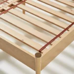 talent design, modern meşe karyola, pirinç detaylı yatak başlığı, askılı başlıklı ahşap karyola, doğal tonlarda sade yatak tasarımı, çağdaş çizgili meşe yatak, minimal ve zarif karyola modeli, doğal masif ahşap yatak çerçevesi, şık başlık detaylı modern yatak, iç mekan için sade ve şık karyola, temiz formlu tasarım yatak, yatak odası için fonksiyonel modern mobilya, yıkanabilir başlıklı karyola önerisi