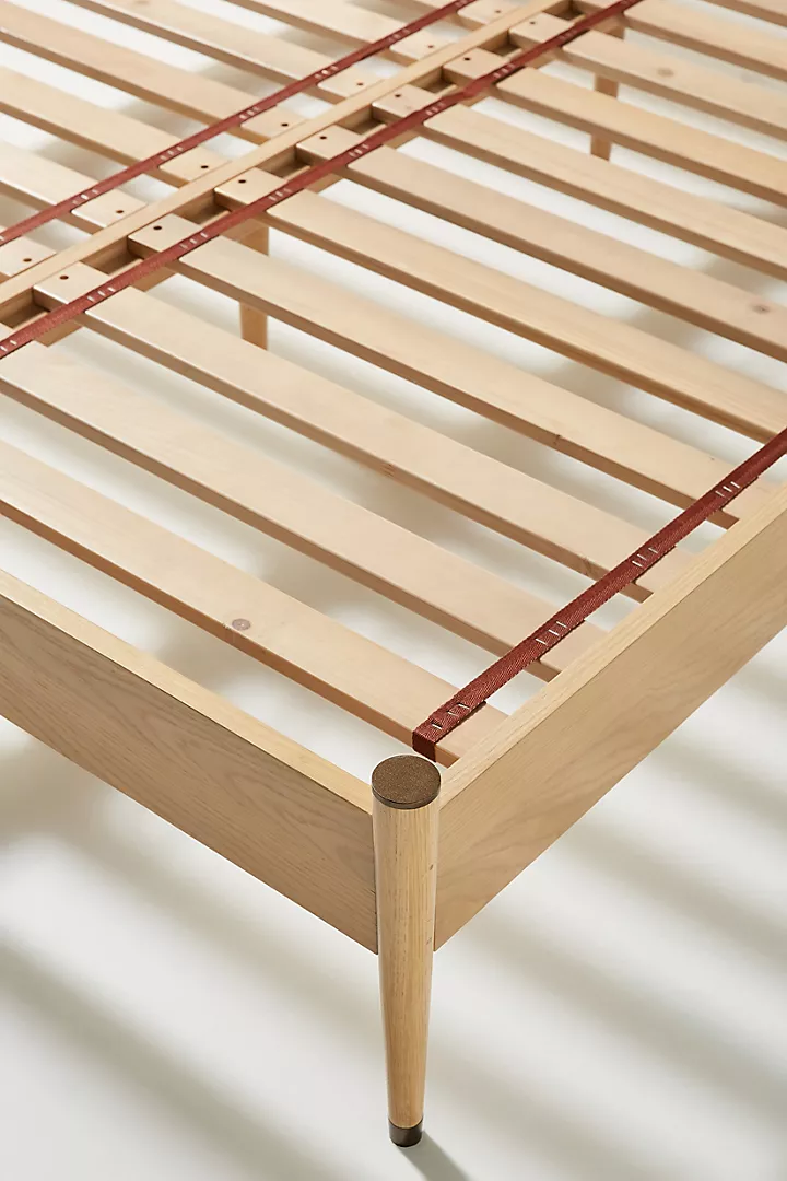 talent design, modern meşe karyola, pirinç detaylı yatak başlığı, askılı başlıklı ahşap karyola, doğal tonlarda sade yatak tasarımı, çağdaş çizgili meşe yatak, minimal ve zarif karyola modeli, doğal masif ahşap yatak çerçevesi, şık başlık detaylı modern yatak, iç mekan için sade ve şık karyola, temiz formlu tasarım yatak, yatak odası için fonksiyonel modern mobilya, yıkanabilir başlıklı karyola önerisi