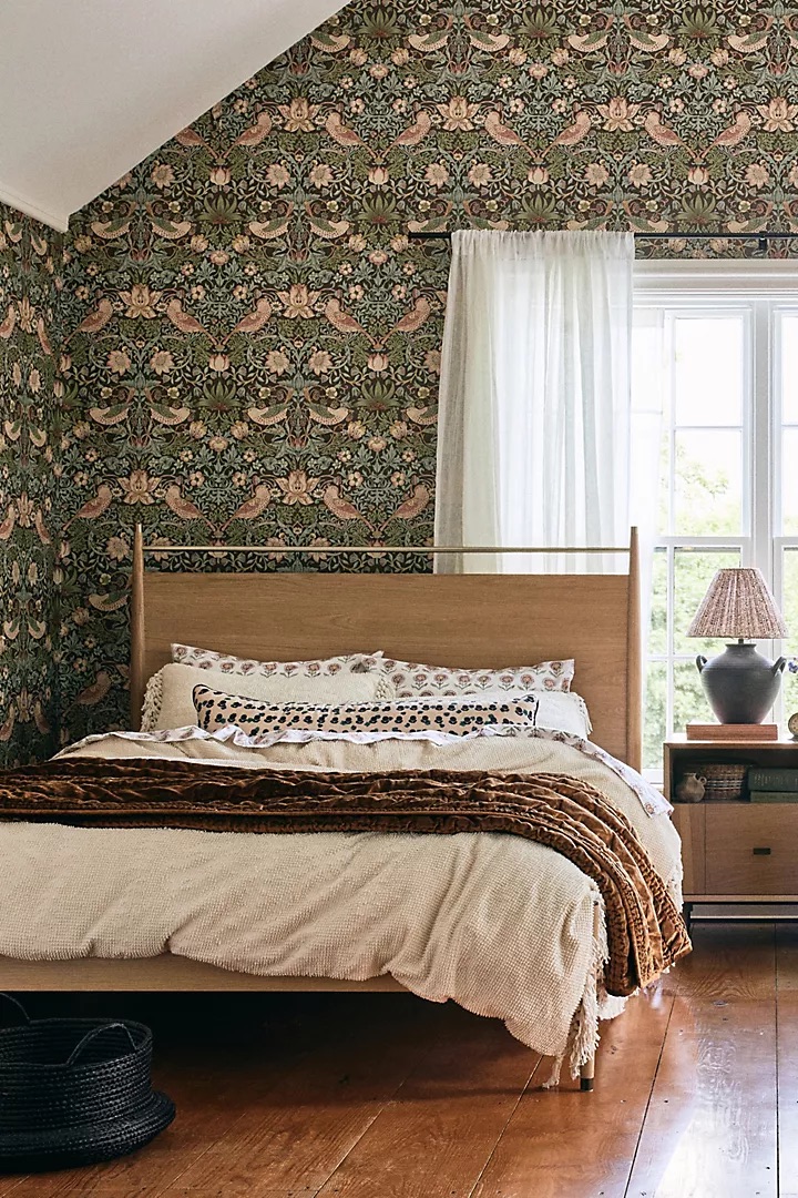 talent design, modern meşe karyola, pirinç detaylı yatak başlığı, askılı başlıklı ahşap karyola, doğal tonlarda sade yatak tasarımı, çağdaş çizgili meşe yatak, minimal ve zarif karyola modeli, doğal masif ahşap yatak çerçevesi, şık başlık detaylı modern yatak, iç mekan için sade ve şık karyola, temiz formlu tasarım yatak, yatak odası için fonksiyonel modern mobilya, yıkanabilir başlıklı karyola önerisi