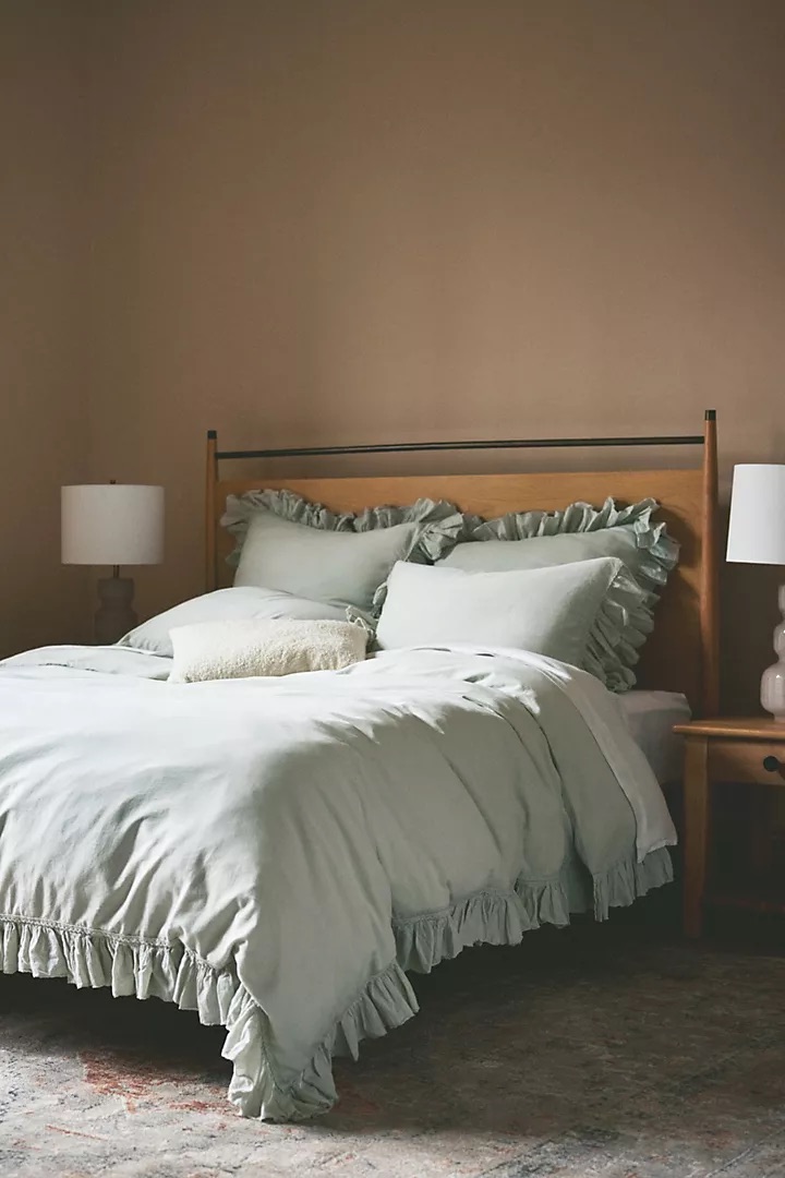 talent design, modern meşe karyola, pirinç detaylı yatak başlığı, askılı başlıklı ahşap karyola, doğal tonlarda sade yatak tasarımı, çağdaş çizgili meşe yatak, minimal ve zarif karyola modeli, doğal masif ahşap yatak çerçevesi, şık başlık detaylı modern yatak, iç mekan için sade ve şık karyola, temiz formlu tasarım yatak, yatak odası için fonksiyonel modern mobilya, yıkanabilir başlıklı karyola önerisi